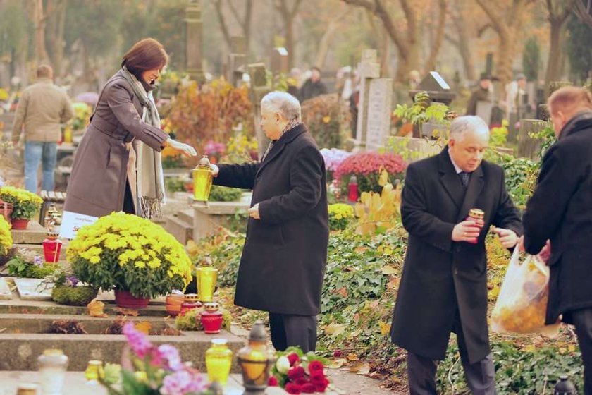 Prezydent Kaczyński na grobie ojca