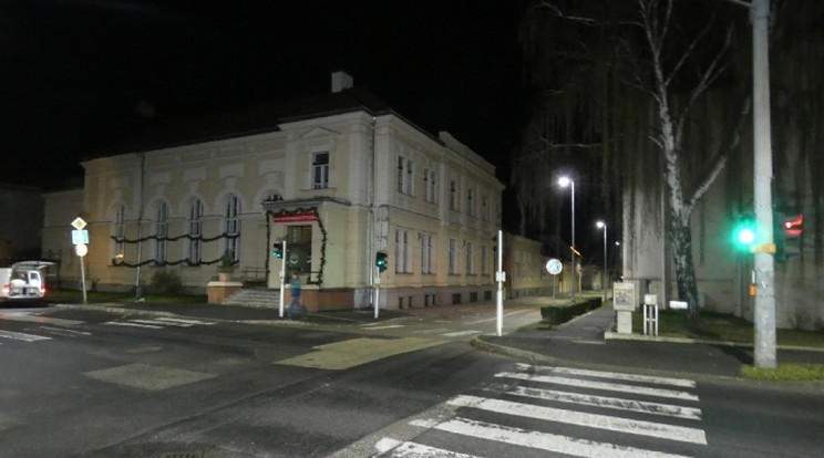 Zalaegerszegen a Petőfi Sándor utca 26. előtti járdaszakaszon egy 6 éves kislány mellett tűzijáték robbant fel, mely során a gyermek súlyos, II. fokú égési sérüléseket szenvedett / Fotó: Police.hu