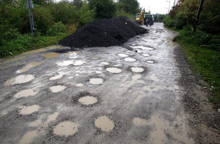 Zostawili dziurawą drogę