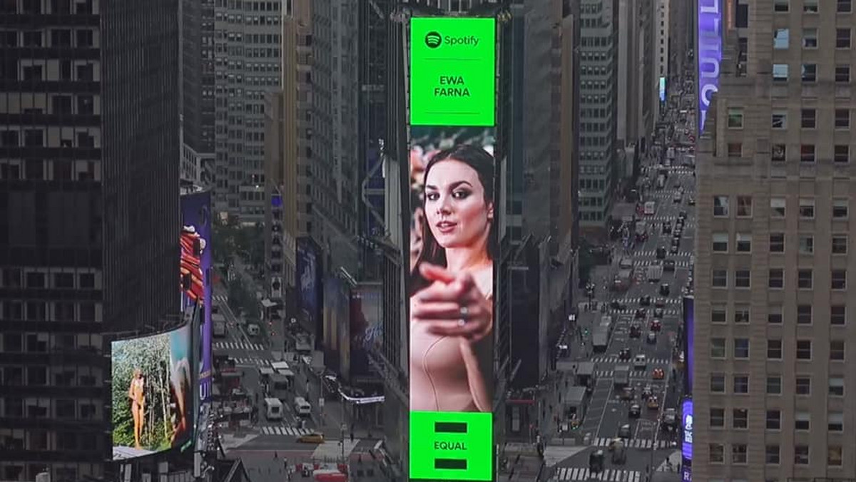 Ewa Farna wzięła udział w kampanii digitalowej na Times Square. Jej zdjęcie pojawiło się w Nowym Jorku, o czym artystka powiadomiła w swoich mediach społecznościowych. "Ciało, wreszcie nie chcieli go zmniejszać... W takich wypadkach lubię, jak jest grubo" - napisała na Facebooku. To część globalnej inicjatywy EQUAL Spotify, którego celem jest wsparcie artystek w branży muzycznej.