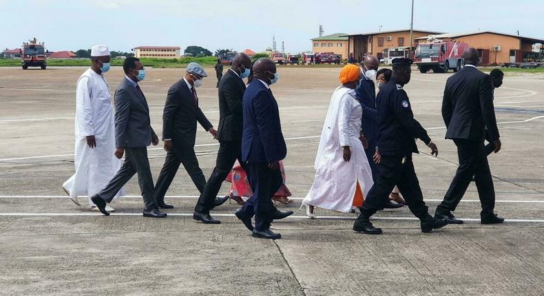 La délégation de la Cédéao à son arrivée à l'aéroport de Conakry le 10 septembre 2021 REUTERS - STRINGER