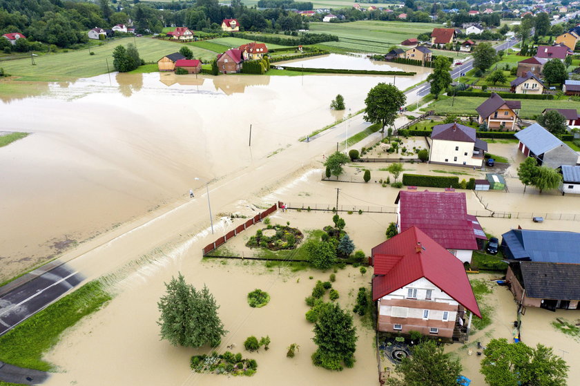 Powódź na Podkarpaciu. Podtopienia domów, zerwany most i zalane drogi