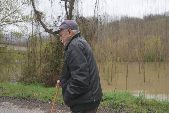 BESANA NOĆ U LUČANIMA Proglašena vanredna odbrana od poplave, teška mehanizacija upućena na kritične tačke, putevi POD VODOM
