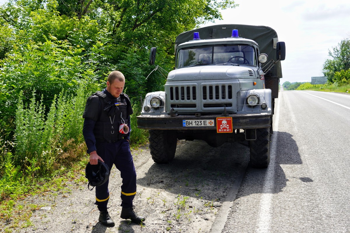 Saperzy rozminowują drogi