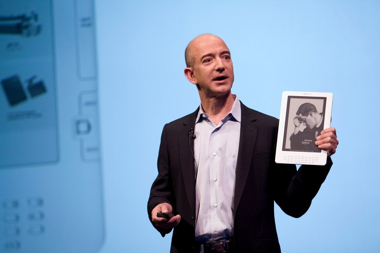Jeff Bezos, prezes i dyrektor generalny Amazon.com Inc. trzymający elektroniczny czytnik Kindle DX, Nowy Jork, USA