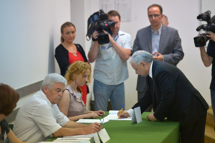 Jarosław Kaczyński zagłosował w wyborach do Parlamentu Europejskiego. Lider Prawa i Sprawiedliwości oddał głos w Szkole Głównej Służby Pożarniczej na warszawskim Żoliborzu.