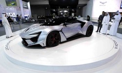 Szejkowie, superauta i luksus, czyli targi motoryzacyjne w Dubaju [ZDJĘCIA]