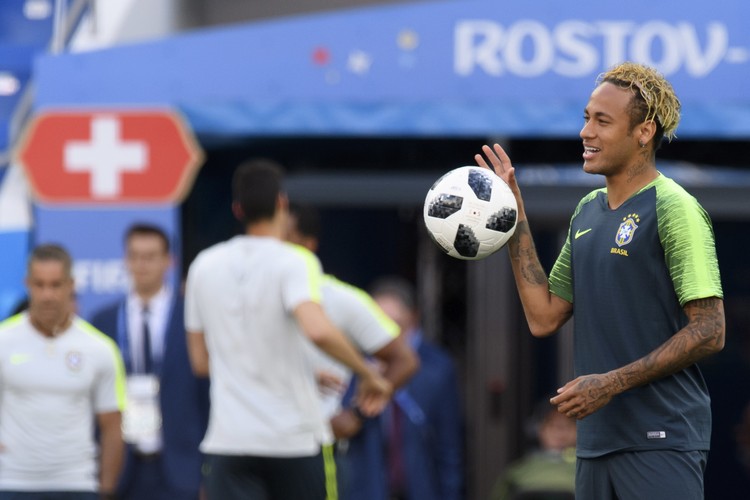 Neymar chyba nie widział się w lustrze. Internet śmieje się z nowej fryzury Brazylijczyka