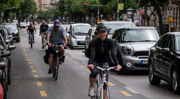 Biciklisek a fővárosi Nagykörúton kialakított ideiglenes kerékpársávon 2020. május 23-án