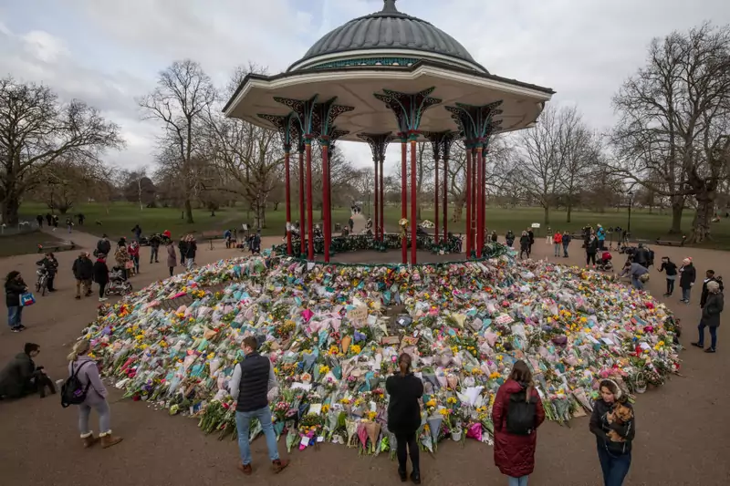 W parku Clapham Common składane są kwiaty, by uczcić pamięć zamordowanej arah Everard