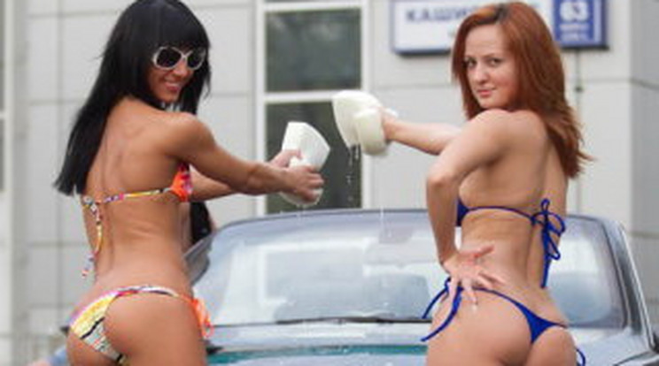 Bikiniben mossák az autókat