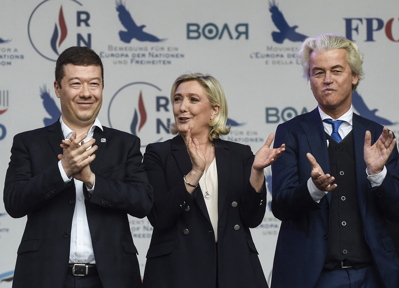 Tomio Okamura, lider czeskiej skrajnie prawicowej partii Wolność i Demokracja Bezpośrednia, Marine Le Pen, szefowa francuskiej partii Zjednoczenie Narodowe oraz Geert Wilders podczas konferencji prawicowej grupy Europa Narodów i Wolności (ENF) w Parlamencie Europejskim, 25 kwietnia 2019 r.