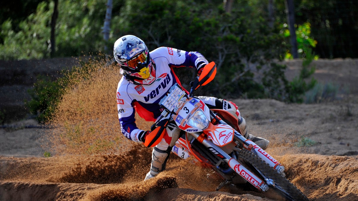 Awansem w klasyfikacji generalnej Jakub Przygoński zakończył ostatni etap Sardegna Rally Race - III eliminację Mistrzostw Świata Cross-Country FIM. Motocyklista ORLEN Team finalnie zajął dziewiąte miejsce i obronił trzecią pozycję w łącznych wynikach cyklu.