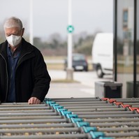 December 12-től felfüggesztik az idősek vásárlási sávját