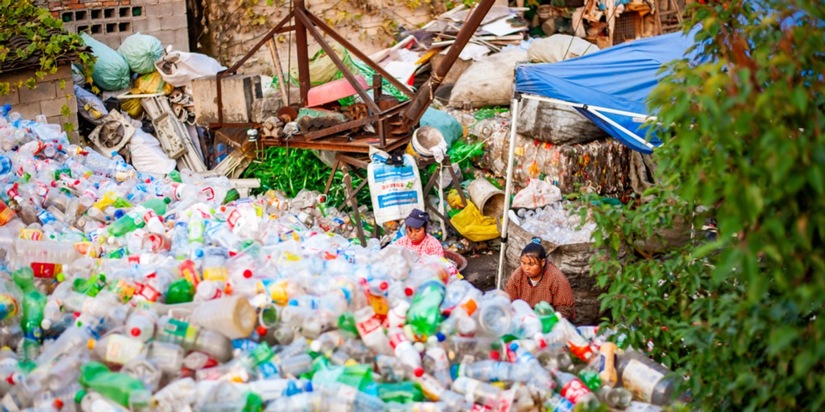 Z szacunków ONZ wynika, że do oceanów trafia rocznie 8 mln ton plastikowych śmieci. Jest to przyczyną tzw. zanieczyszczeń mikroplastycznych. Z plastikiem chcą teraz walczyć Chiny.