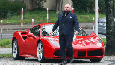Polskie i zagraniczne gwiazdy pozują z luksusowymi autami. Zobacz, czym jeździ m.in. Kylie Jenner, Drake, Patryk Vega