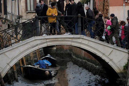 Uziemione gondole i nieszczęśliwi turyści. Z powodu suszy w Wenecji wyschły kanały