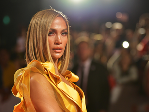 Jennifer Lopez bemutatja a nyár legkacérabb ruháját