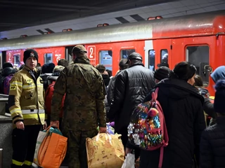Do Polski przybyły już niemal 2 mln uciekinierów wojennych z Ukrainy. Jak radzić sobie z falą uchodźców? Polska może czerpać z doświadczeń Niemiec, które już wyciągnęły lekcję z poprzedniego kryzysu migracyjnego w latach 2015-16. Na zdjęciu uchodźcy z Ukrainy na dworcu w Krakowie 