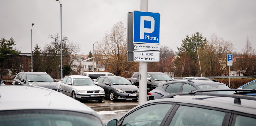 Jak nie płacić mandatu za parkowanie pod Lidlem lub Biedronką? Pamiętaj o jednej rzeczy