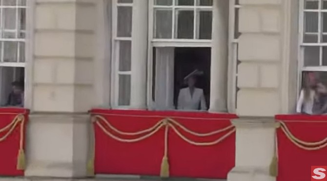 Kejt Midlton i princ Džordž u Bakingemskoj palati foro: Youtube/The Sun