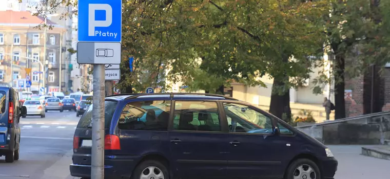 Większa strefa płatnego parkowania i wyższe kary za brak opłaty w Warszawie