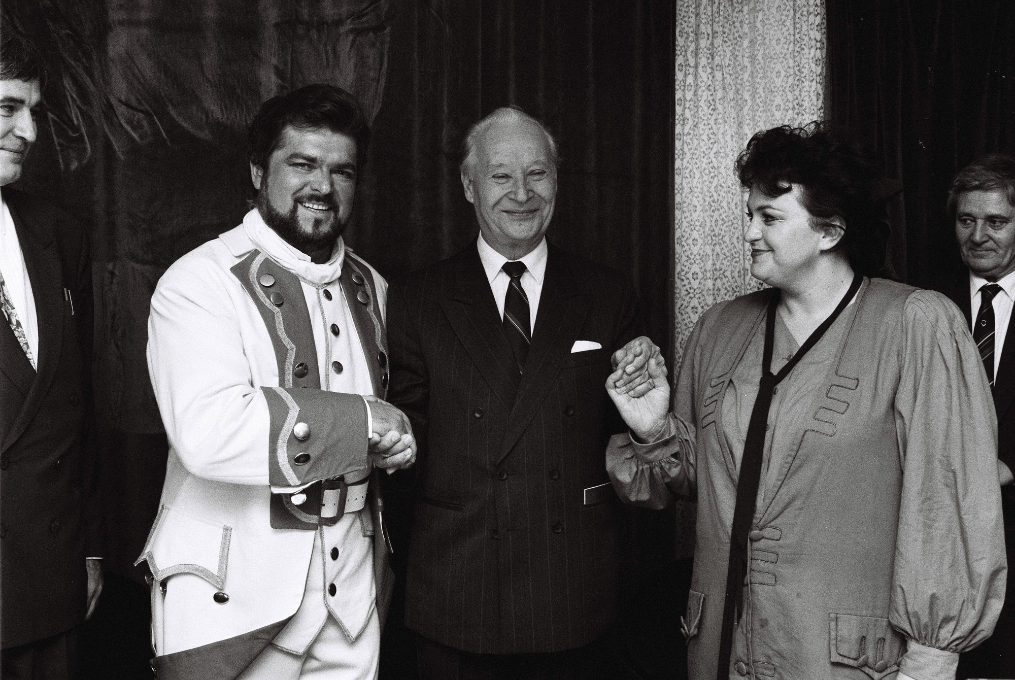 Na archívnej snímke snímke /zľava/ Dušan Jamrich, operný spevák Peter Dvorský,  A. Dubček, operná speváčka Ľubica Rybárska.