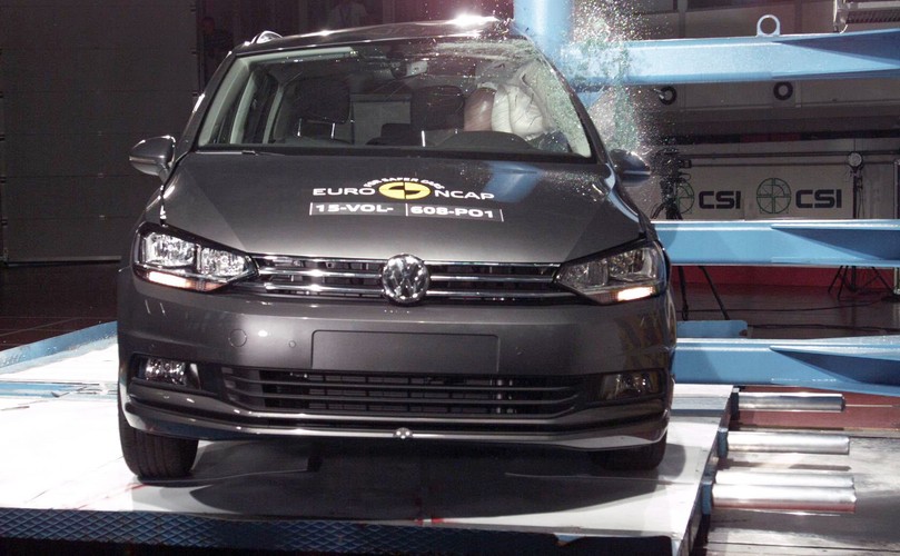 Volkswagen touran - najbezpiecznejszy kompaktowy van 2015 wg Euro NCAP