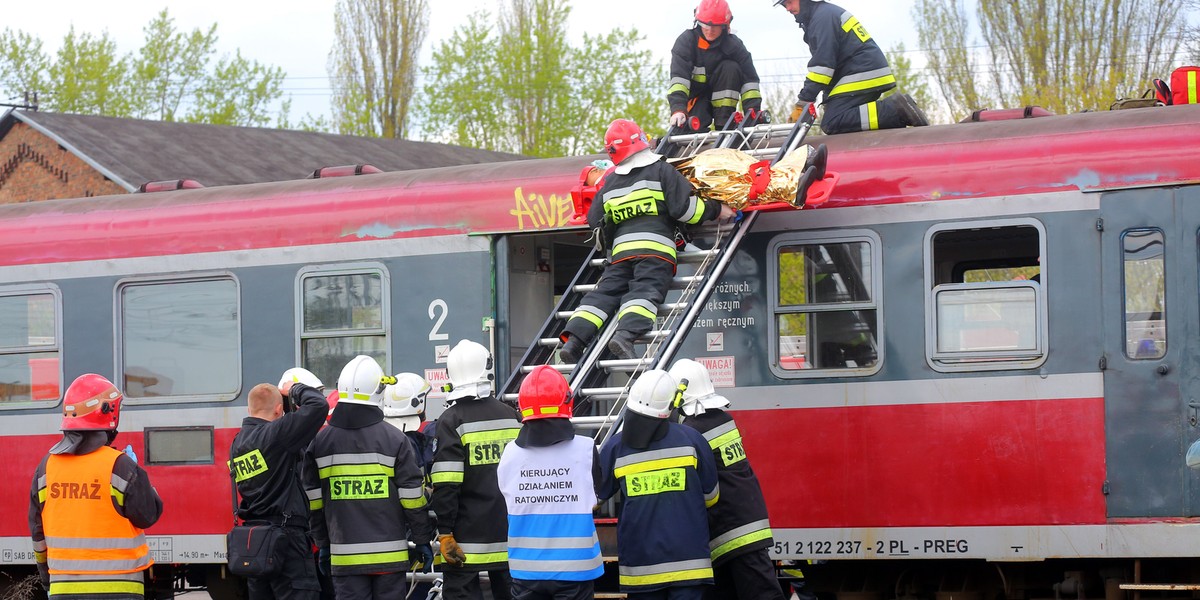 Ćwiczenia strażaków - symulowana akcja zderzenia pociągów