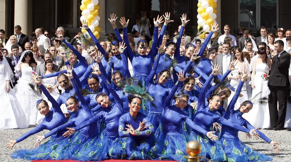 Sreću mladencima na simboličan način poželele su simpatične paunice