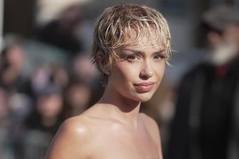 U SKANDALOZNOM IZDANJU prošetala Parizom i nema ko se nije okrenuo za njom: Preko grudi MINIJATURNA TRAKA, jedan pogrešan pokret i sve je na izvolte