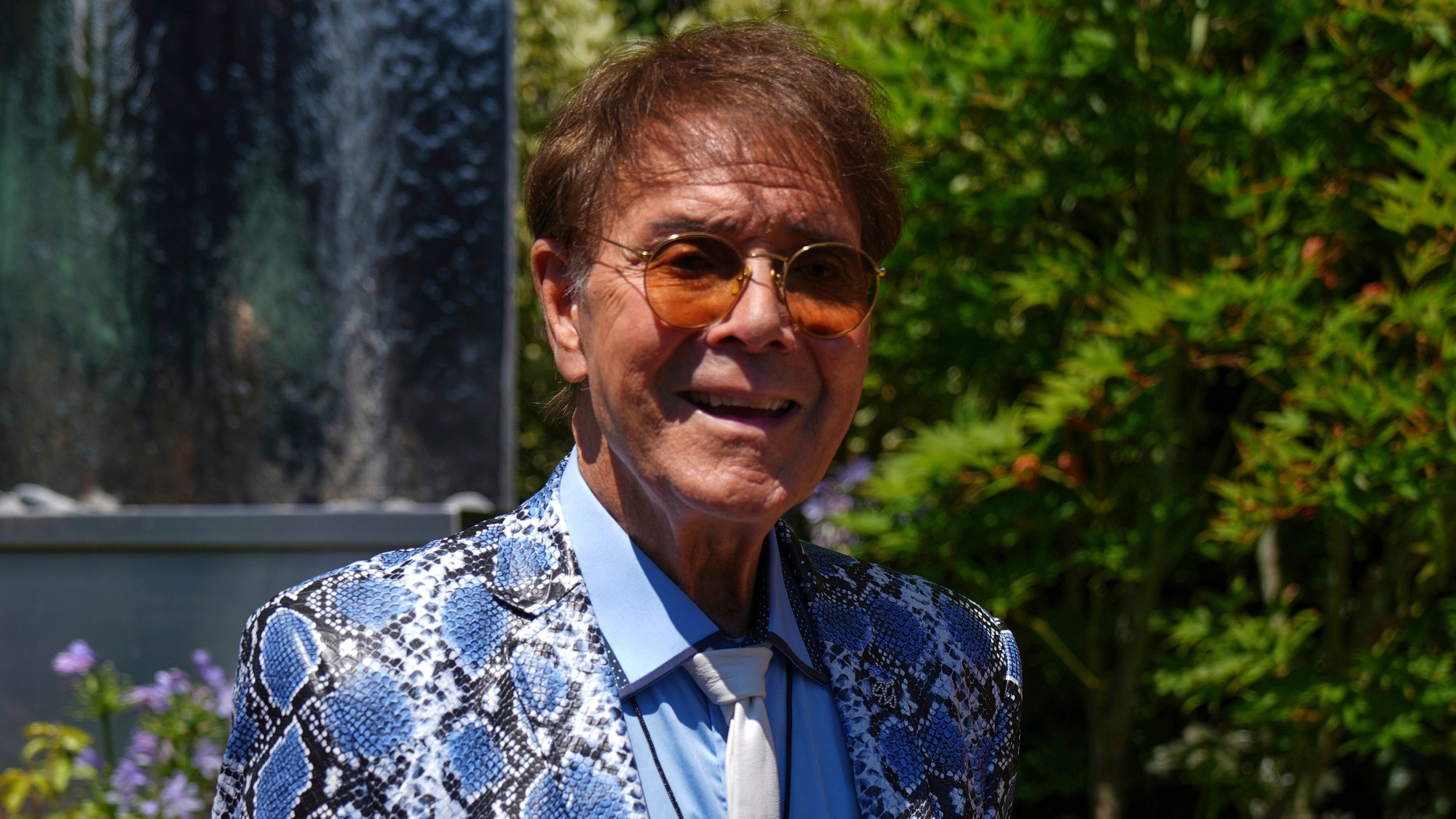 Britský spevák Cliff Richard. 