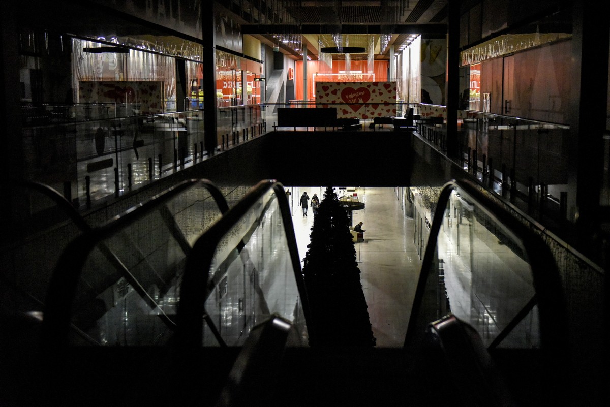 Wygaszone centrum handlowe w Kijowie, oświetlane tylko z generatorów awaryjnych