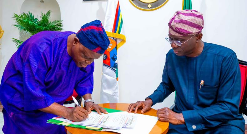 Governor Babajide Sanwo-Olu and his Deputy, Obafemi Hamzat have submitted their Asset Declaration forms ahead of their second term inauguration. [Twitter:@jidesanwoolu]