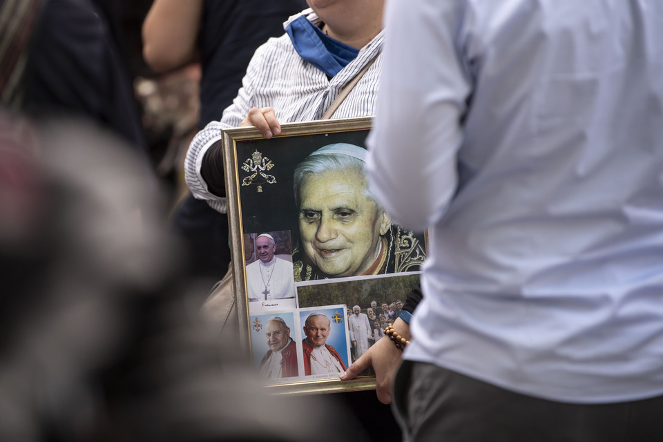 Ludzie zebrani na drodze przejazdu papieża emeryta