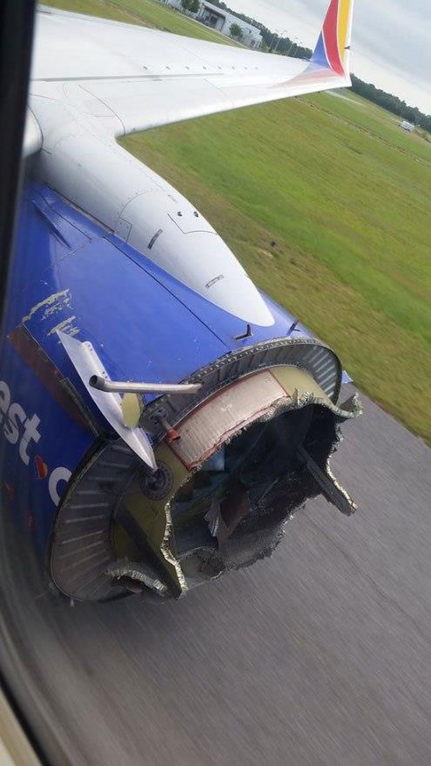 Panika w samolocie. Silnik rozpadł się w powietrzu