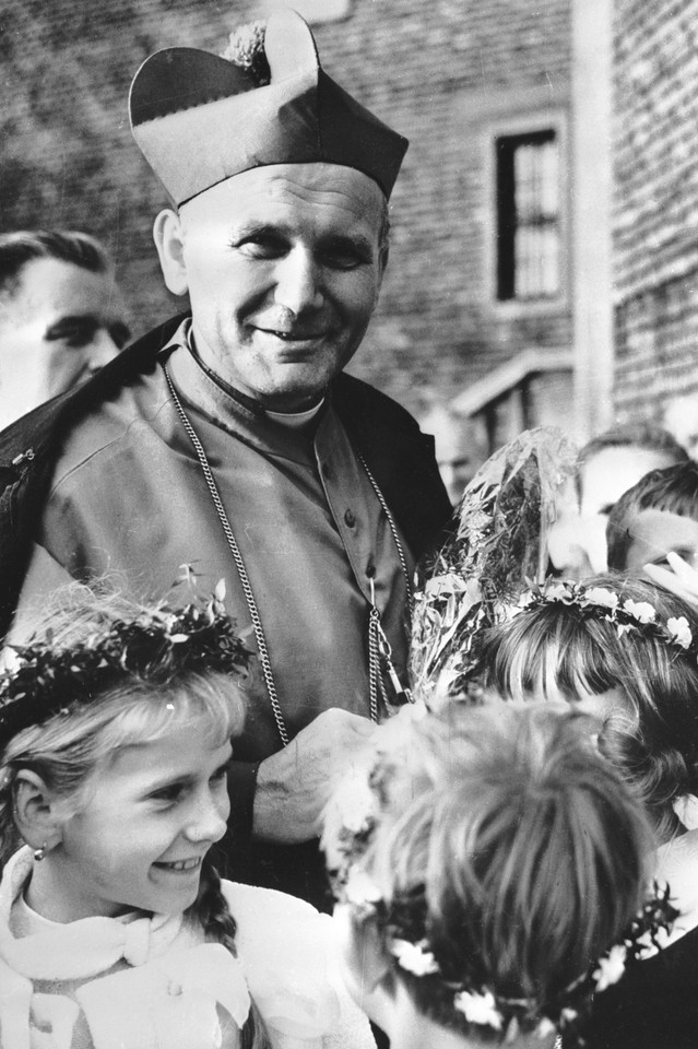 Karol Wojtyła w trakcie jednej z procesji  