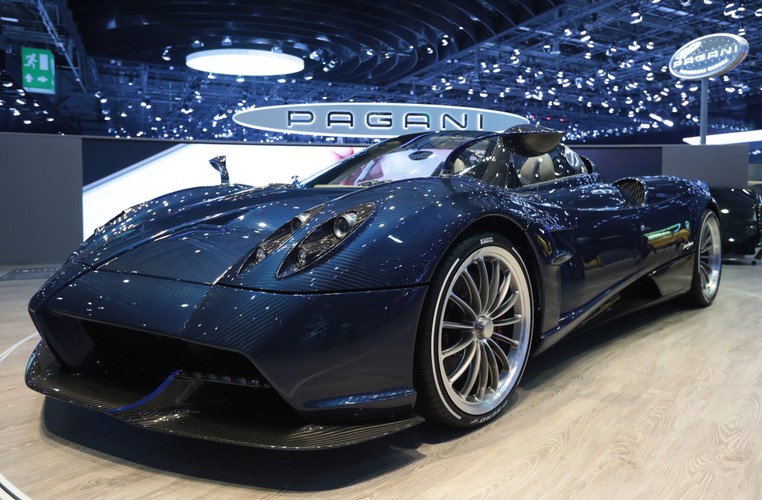 Cena: 1,3 mln dol.

Huayra ma zdejmowany dach z włókna węglowego oraz wyeksponowany mechanizm zmiany biegów.