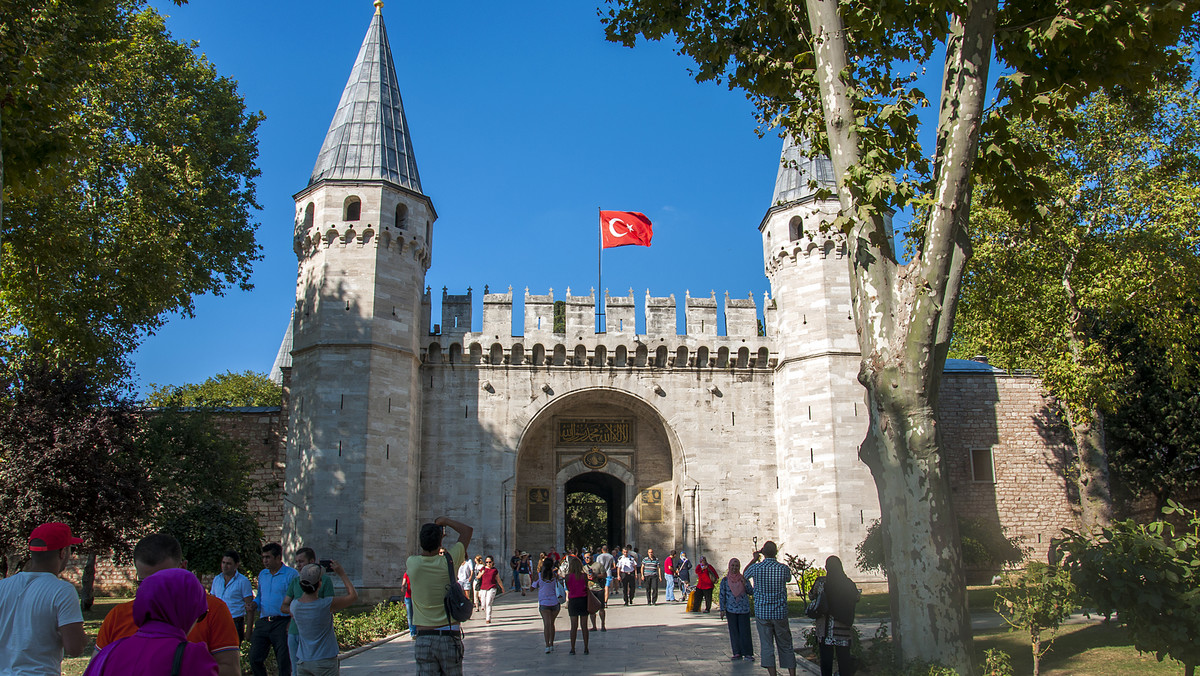 W słynnym muzeum Topkapi w pałacu sułtańskim w Stambule pękają ściany. Temu najważniejszemu po Hagia Sophia (Kościół Mądrości Bożej) i Błękitnym Meczecie zabytkowi Turcji grozi częściowe zawalenie - napisał w poniedziałek turecki dziennik "Hurriyet".