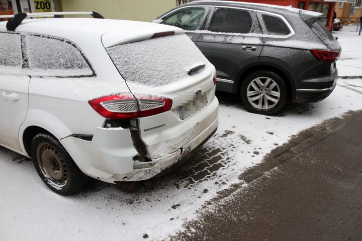 Groźne zdarzenie na ul. Kołobrzeskiej w Olsztynie. 87-letni kierowca zasłabł za kierownicą [ZDJĘCIA]