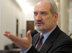 Znikające komputery Macierewicza