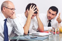 Kopnąć chama: Pracownicy wymyślają mobbing, aby ukryć własne błędy