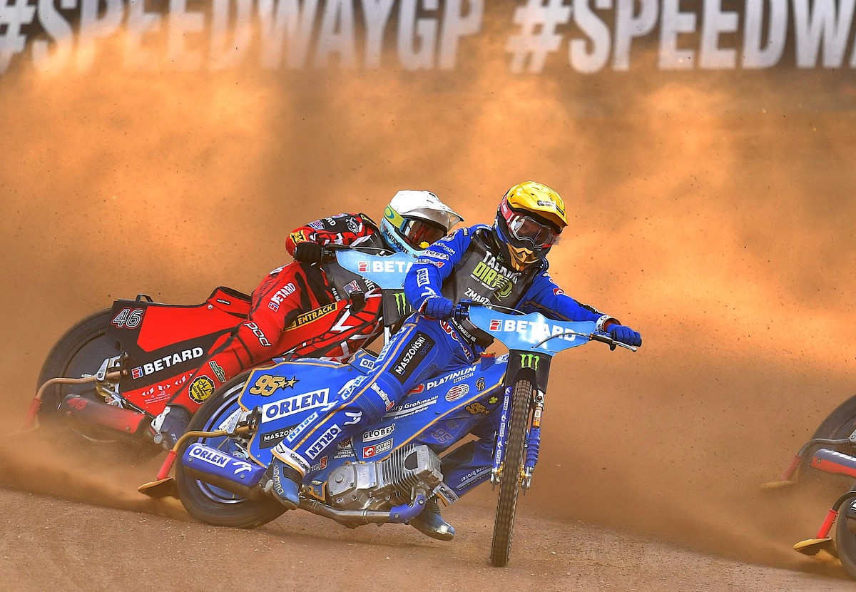 Bartosz Zmarzlik (żółty) i Australijczyk Max Fricke (biały) podczas żużlowego Grand Prix Polski