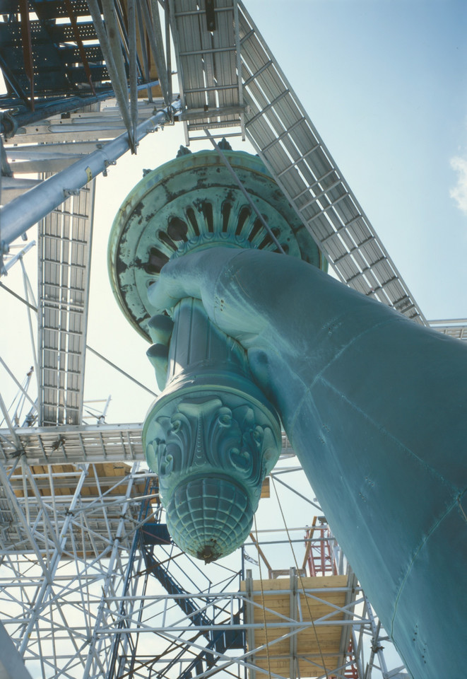 Czas na remont! Niezwykłe zdjęcia z renowacja Statui Wolności z 1986 roku