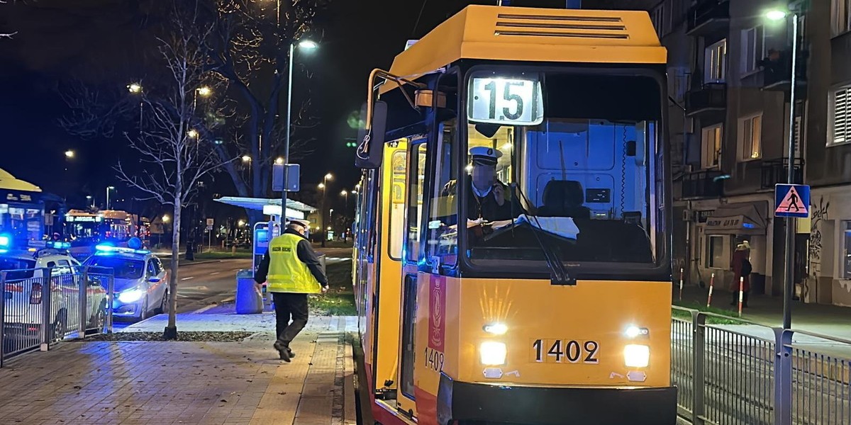 Tramwaj potrącił pieszą. Utknęła między maszyną a barierami.