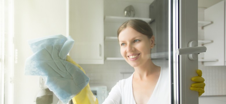 Babciny sposób wrócił do łask. Zamiast wylewać do zlewu, użyj do mycia. Kabina prysznicowa będzie lśnić jak nowa