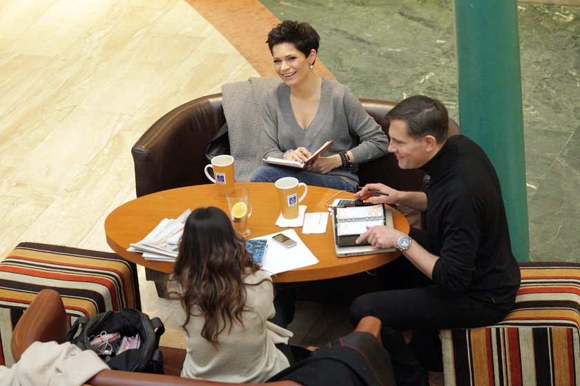 Krzysztof Ibisz, Joanna Górska i Beata Cholewińska w kawiarni