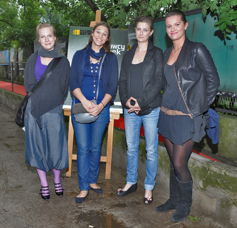Zofia Zborowska z koleżankami ze szkoły aktorskiej podczas premiery "Sprzedawców Gumek" w Teatrze IMKA