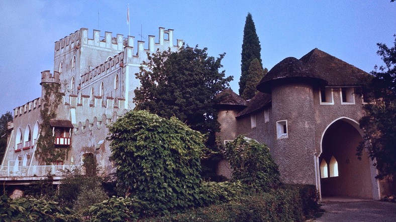 Zamek Itter, 1979 r. Na pierwszym planie budynek bramny pomiędzy bramą wjazdową a główną częścią budowli.