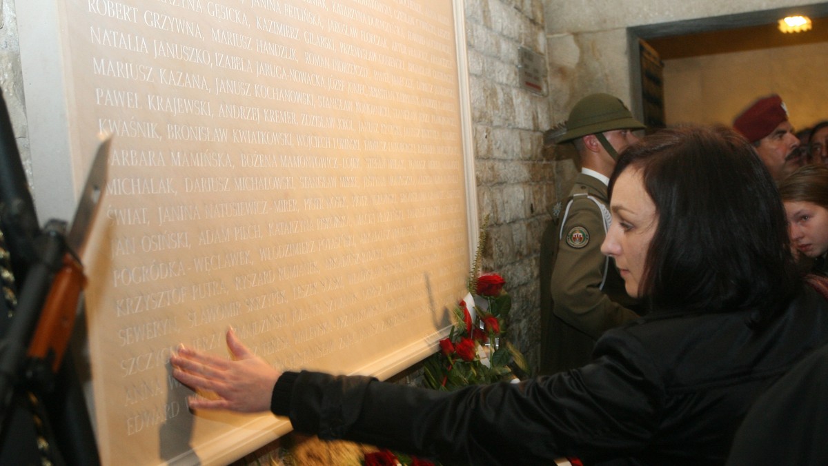 Podczas ceremonii odsłonięcia tablicy upamiętniającej ofiary katastrofy lotniczej pod Smoleńskiem odczytano nazwiska na niej zapisane oraz odmówiono modlitwę za zmarłych. Tablica znajduje się w krypcie pod Wieżą Srebrnych Dzwonów na Wawelu.